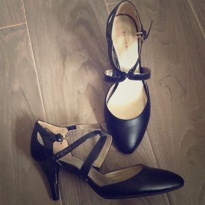 Bandolino 2in leather pointed heels